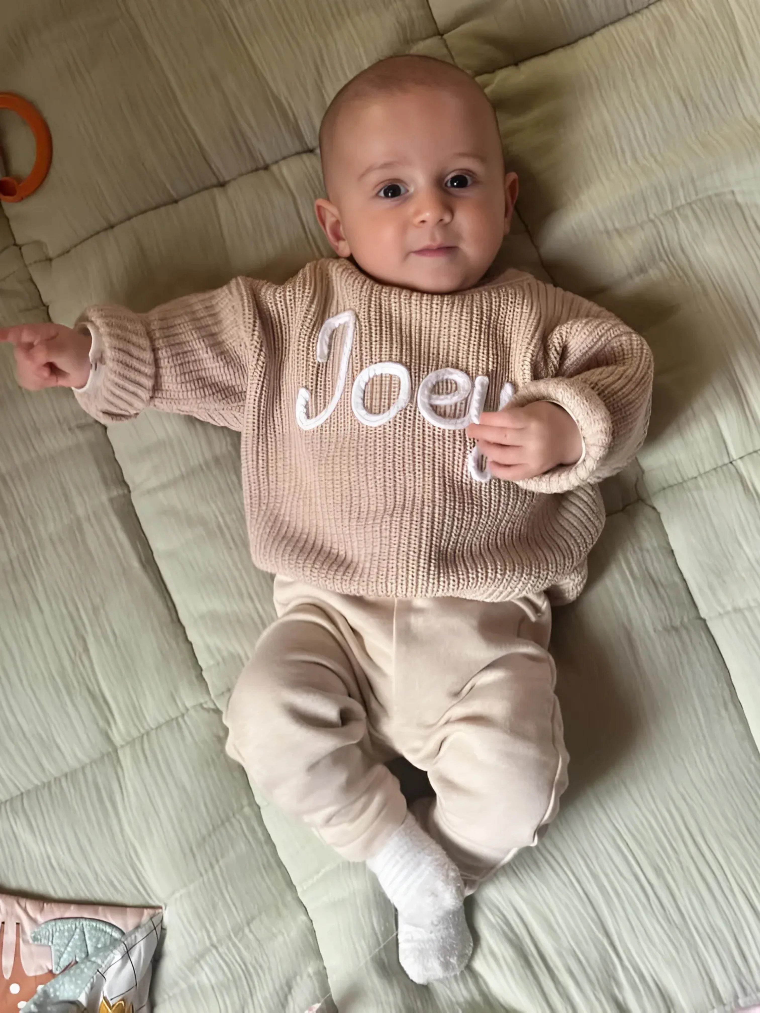 Pulover de bebeluș brodat, tricotat manual, 100% bumbac