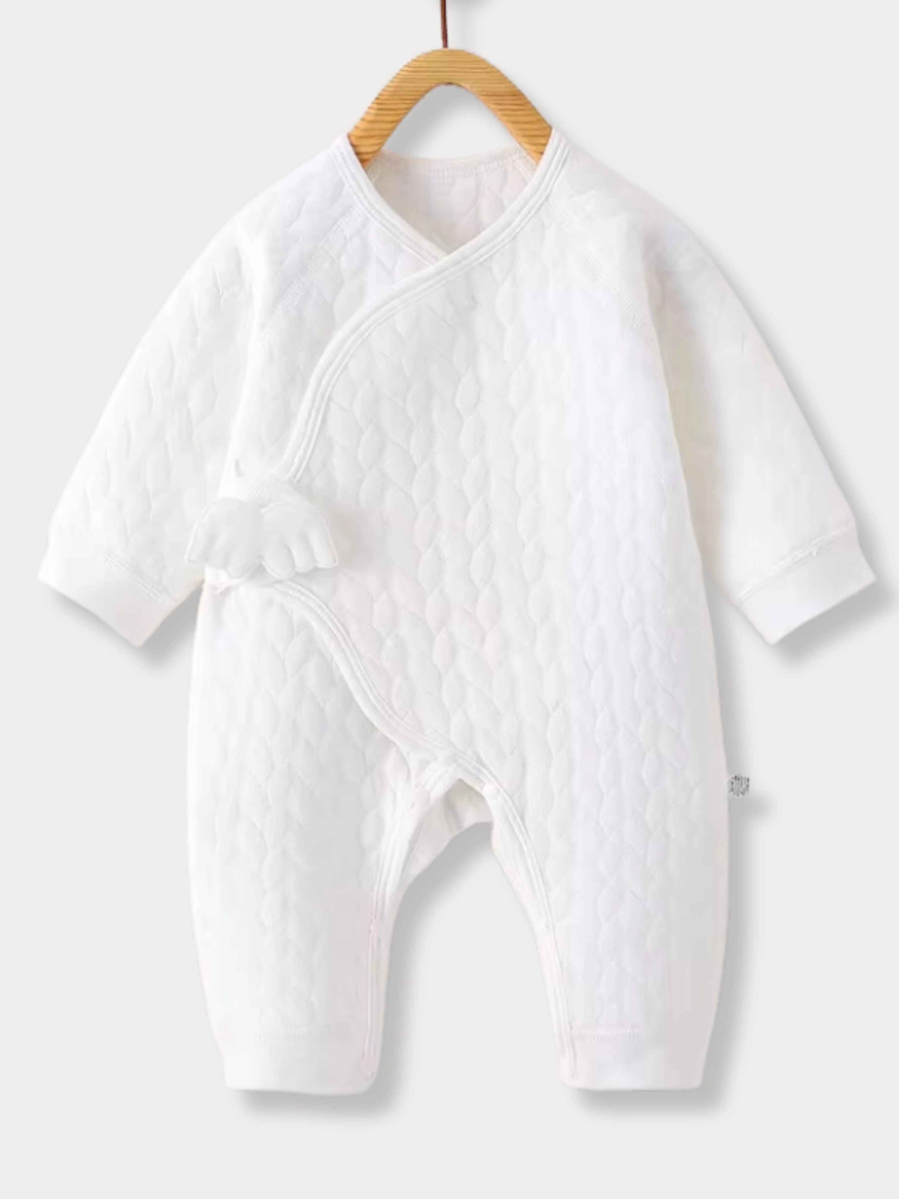 Pyjama bébé style kimono en coton bio blanc avec motif nuage, doux et confortable pour nouveau-né.