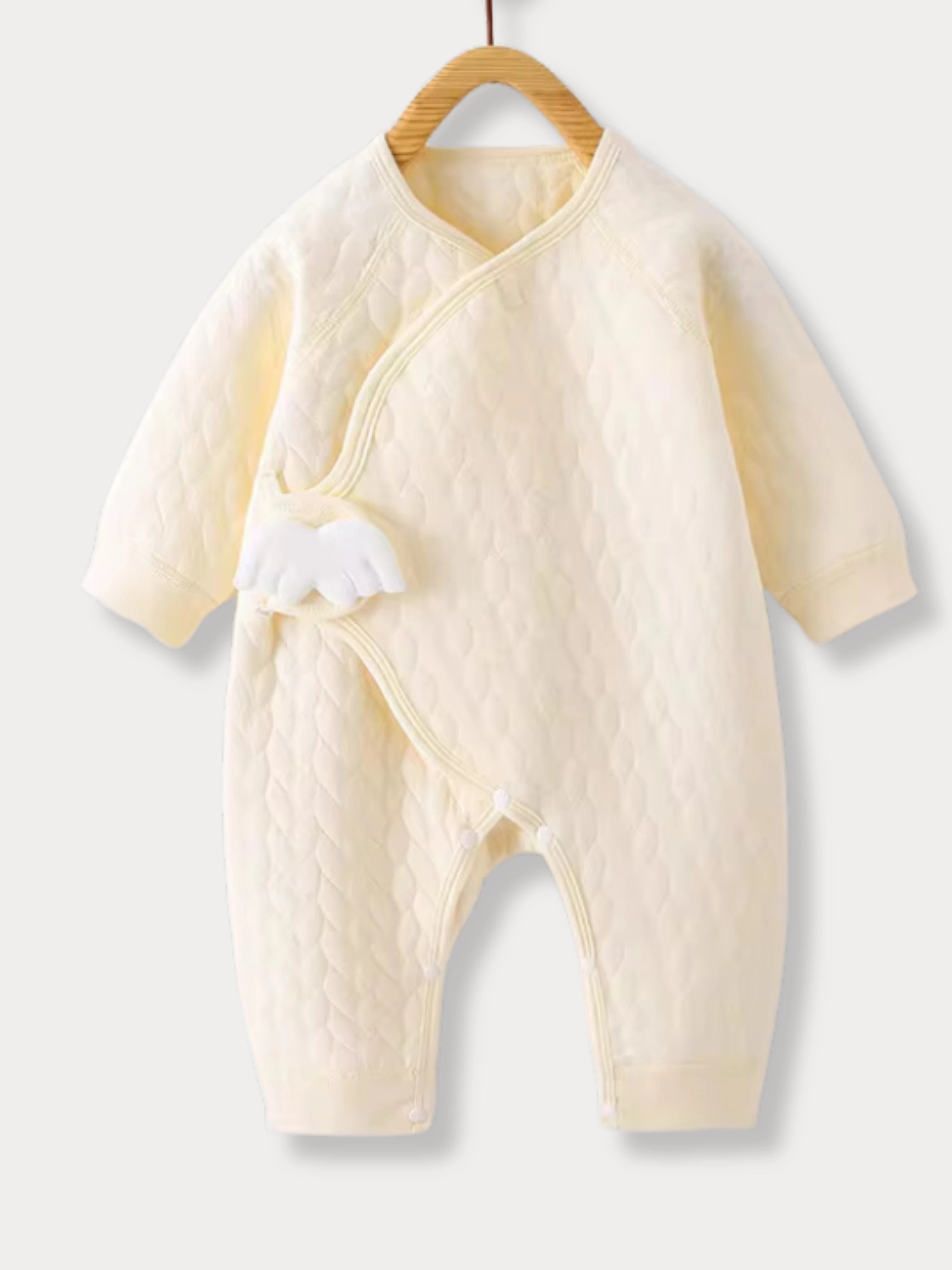 Pyjama kimono bébé écru en coton bio, ultra doux avec motif nuage, parfait pour offrir chaleur et confort aux nouveau-nés.