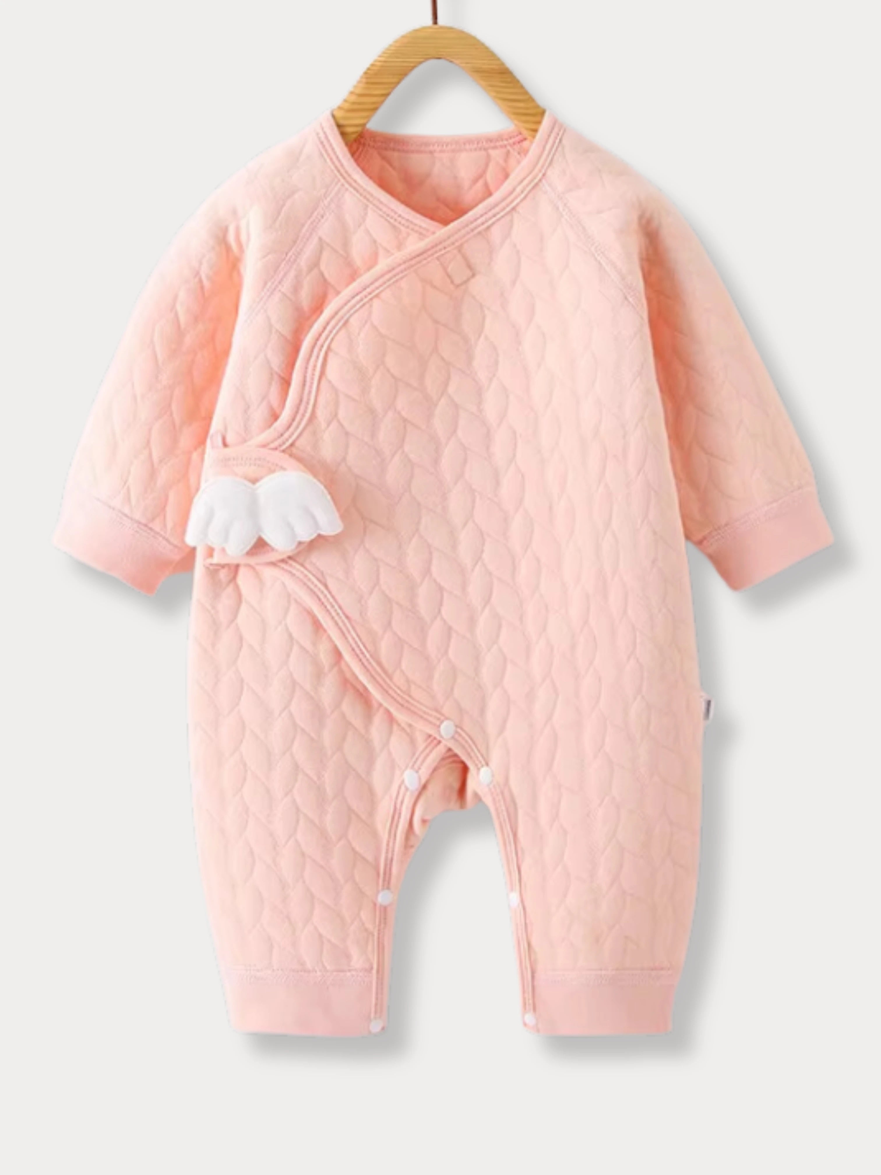 Pyjama kimono bébé rose en coton bio, ultra doux avec motif nuage, idéal pour le confort des nouveau-nés.