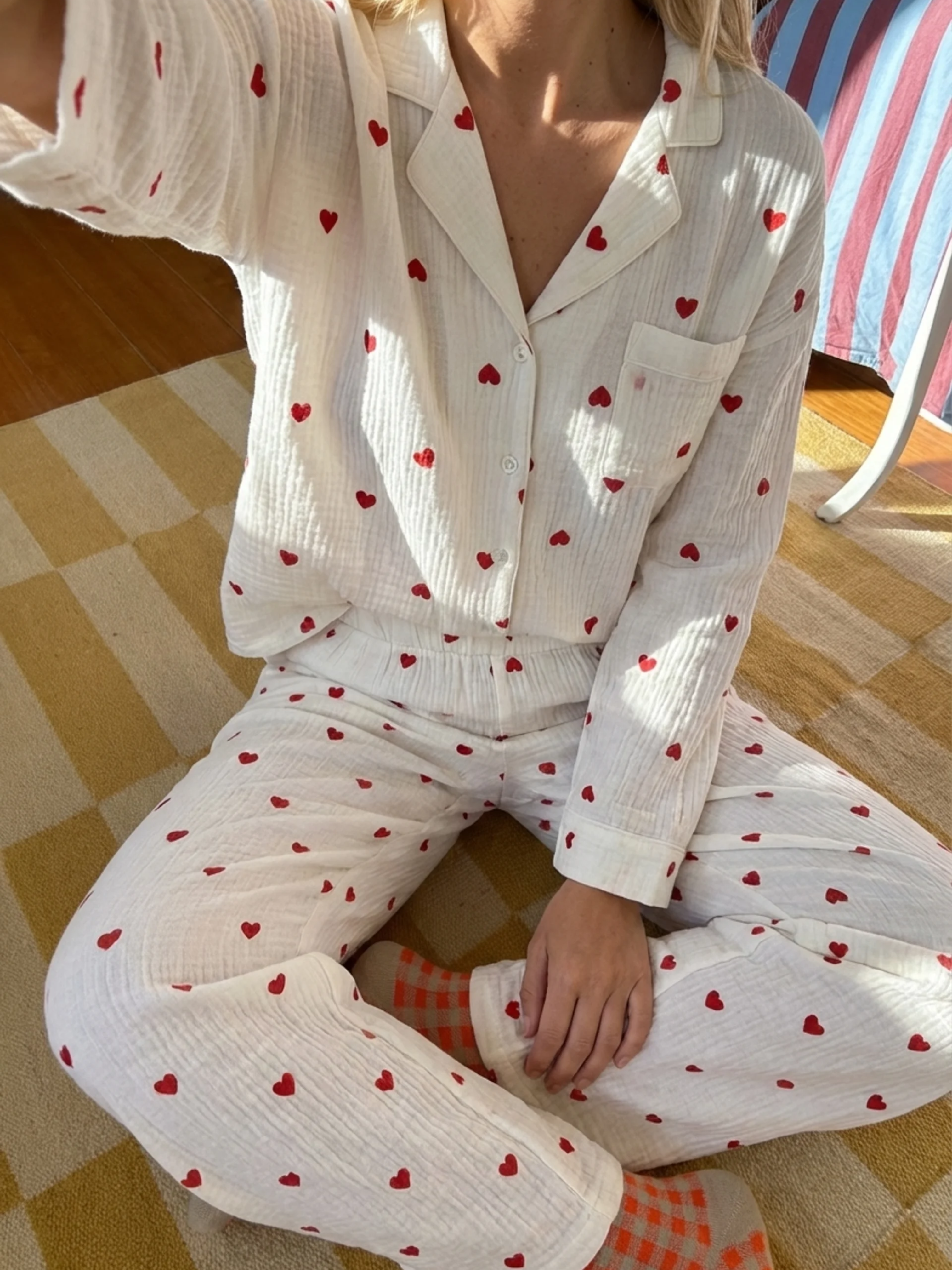 Pyjama à Cœurs Rouges - Se Sentir Belle Chez Soi - 100% Coton Léger et Respirant